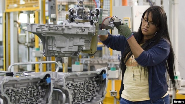 Trabajadora en la planta de ensamblaje de General Motors en Toledo, Ohio.