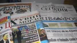 乌兰巴托市中心邮局出售的蒙古、俄罗斯和英文报纸。（美国之音白桦拍摄）