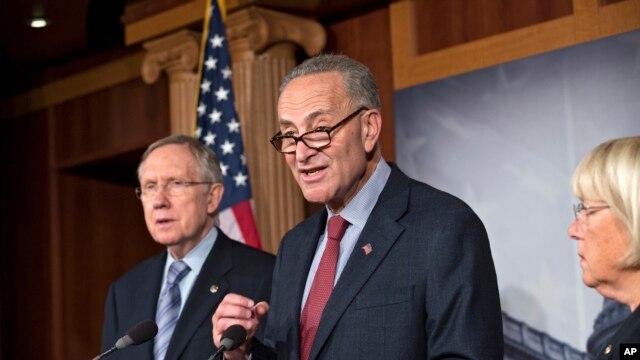 Từ trái: Thượng nghị sĩ Harry Reid, Thượng nghị sĩ Chuck Schumer, và Thượng nghị sĩ Patty Murray lập lại sự kiên định của họ về vấn đề Obamacare