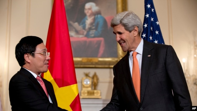 Ngoại trưởng Hoa Kỳ John Kerry và Ngoại trưởng Việt Nam Phạm Bình Minh, trong cuộc họp báo tại Bộ Ngoại giao Hoa Kỳ trong thủ đô Washington, 2/10/14