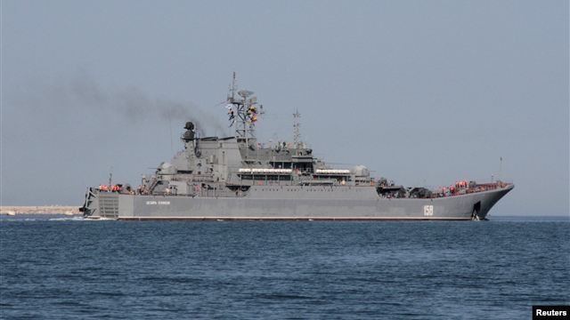 Entre los buques rusos habría dos barcos de asalto, un petrolero y un navío de escolta, según Interfax.