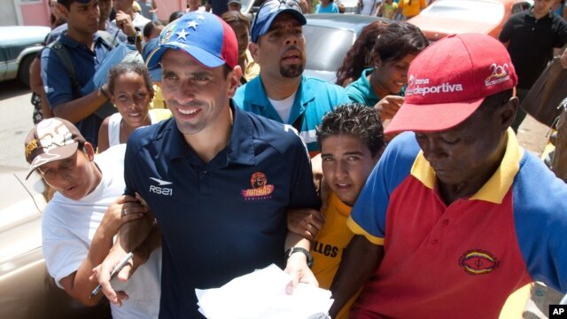 Las noticias no son muy buenas para el candidato opositor Henrique Capriles (centro) que ha visto ampliada la brecha entre él y el presidente Hugo Chávez, a favor de este último.