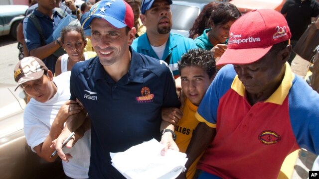 El estilo de contacto personal de Henrique Capriles, yendo casa por casa a conversar con los votantes, estaría dándole frutos.