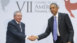 Tổng thống Obama và Chủ tịch Cuba Raul Castro tại cuộc họp không chính thức bên lề Hội nghị thượng đỉnh châu Mỹ tại Panama, ngày 11/4/2015.