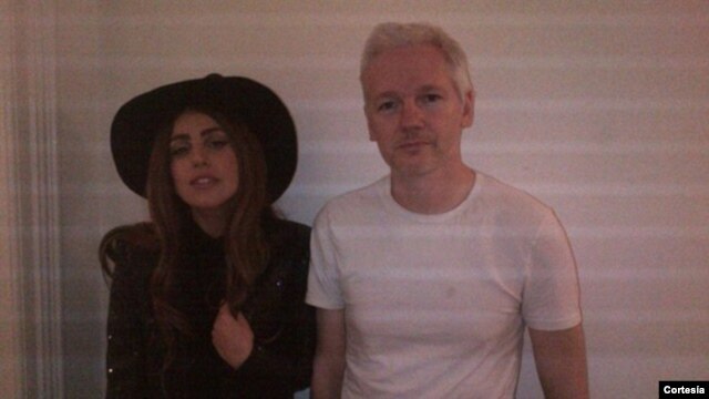 De acuerdo al mensaje que acompañó la foto, el encuentro entre Lady Gaga y Julian Assange se produjo en la noche del lunes y ambos cenaron en la embajada ecuatoriana. [Foto: Gagadaily.com]