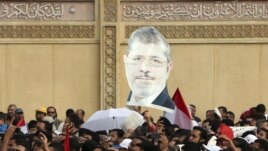 Magoya bayan shuga Morsi suke zanga zanga da kirari yayinda suke maci.