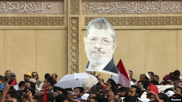 Magoya bayan shuga Morsi suke zanga zanga da kirari yayinda suke maci.