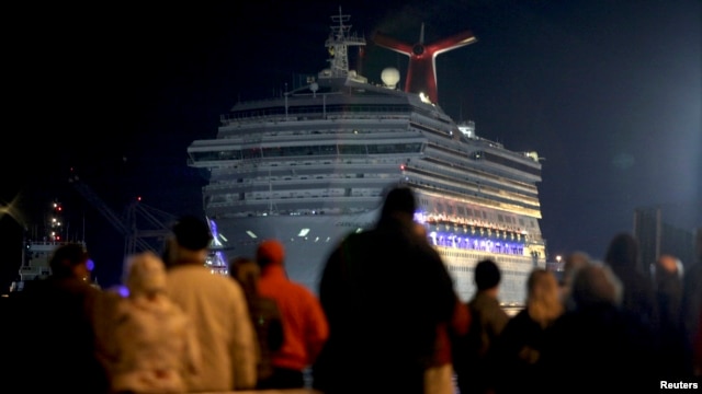 Nhiều người đứng xem chiếc du thuyền Carnival Triumph được kéo vào bến Mobile, Alabama, 14/2/13