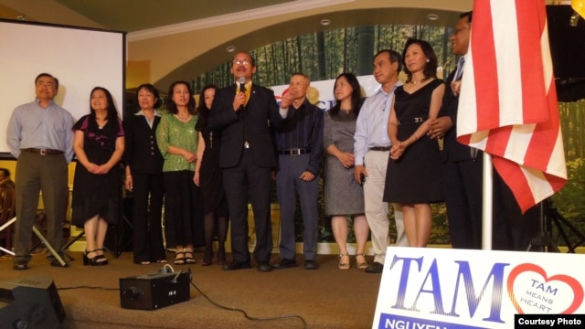 Luật sư Nguyễn Tâm và ban vận động tranh cử nghị viên San Jose (ảnh Bùi Văn Phú)