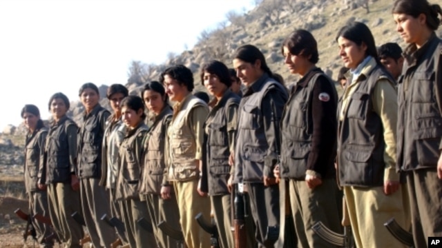 Kurdiston Ishchilar Partiyasining ayol jangarilari... Parti Karkerani Kurdistan - Kurdiston Ishchilar Partiyasi 1978-yilda ish boshlaganida marksist-leninist mafkuraga tayangan, keyinchalik esa asosan kurd millatchiligi va uning manfaatlari uchun kurashuvchi kuch sifatida oyoqqa turdi. 