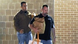 George Zimmerman, izquierda, sale del penal John E. Polk, en Florida, junto a un hombre no identificado, el 22 de abril de 2012, cuando quedó en libertad por primera vez. El jueves pasado, el ex vigilante obtuvo nuevamente libertad bajo palabra.
