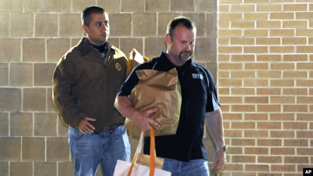 George Zimmerman, izquierda, sale del penal John E. Polk, en Florida, junto a un hombre no identificado, el 22 de abril de 2012, cuando quedó en libertad por primera vez. El jueves pasado, el ex vigilante obtuvo nuevamente libertad bajo palabra.
