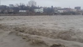 Reshjet e dendura shkaktojnë probleme në Shqipëri