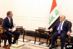 Bộ trưởng Quốc phòng Mỹ Ash Carter (trái) hội kiến Thủ tướng Iraq Haider al-Abadi ở Baghdad, ngày 22 tháng 10, 2016.