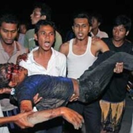 Muslim men run with the body of a man following a shootout with soldiers near Pattani, southern Thailand, April 13, 2007. (file photo)