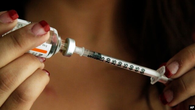 Bệnh nhân tiểu đường chuẩn bị chích insulin.
