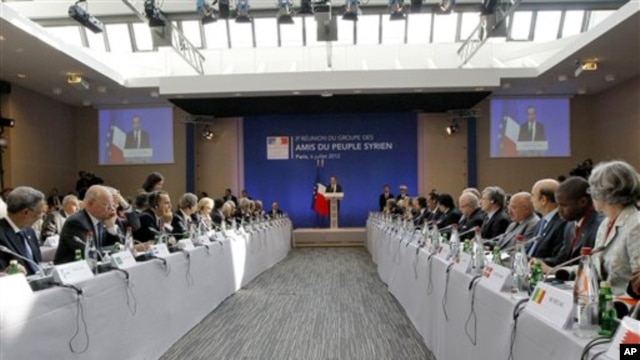 Tổng thống Pháp Francois Hollande đọc diễn văn khai mạc hội nghị của nhóm 'Những người bạn của Syria' ở Paris hôm 6/7/12