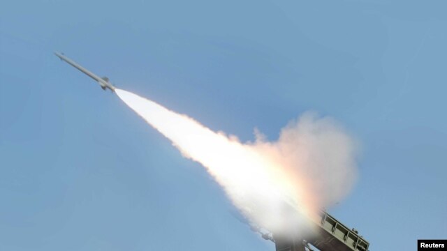 朝鲜的朝中社3月20日发布的照片显示朝鲜试射导弹