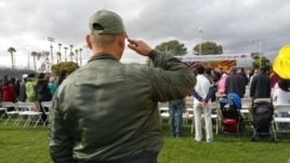 Một cựu quân nhân chào cờ VNCH trong buổi Lễ Tưởng Niệm Quốc Hận năm thứ 40, tổ chức tại sân vận động trường trung học Bolsa Grande, Garden Grove, chiều Thứ Bảy, ngày 25 Tháng Tư. (Ảnh: Người Việt)
