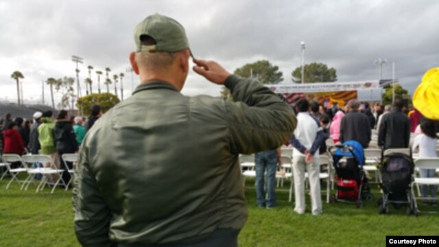 Một cựu quân nhân chào cờ VNCH trong buổi Lễ Tưởng Niệm Quốc Hận năm thứ 40, tổ chức tại sân vận động trường trung học Bolsa Grande, Garden Grove, chiều Thứ Bảy, ngày 25 Tháng Tư. (Ảnh: Người Việt)