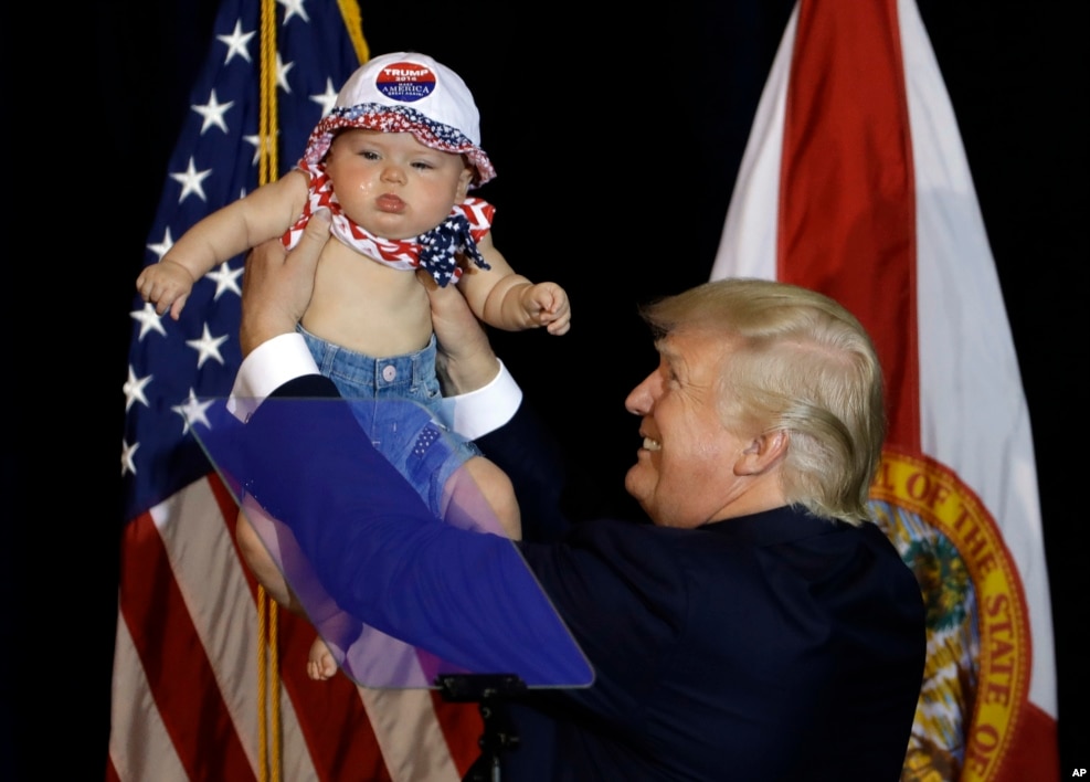 2016年11月5日，川普在競選活動中抱著一個嬰兒