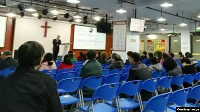 Not long ago, live rock church meetings, party people has been significantly reduced. Yang Hua who is the pastor preaching (Living Stone Church personnel)