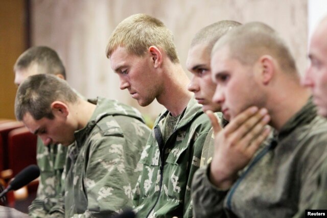 Một nhóm các binh sĩ Nga, những người bị chính quyền Ukraine bắt giữ, tham dự một cuộc họp báo ở Kyiv, 27/8/2014.