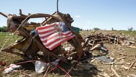 Una bandera fue colocada sobre parte de los escombros que quedaron en Woodward, Oklahoma.
