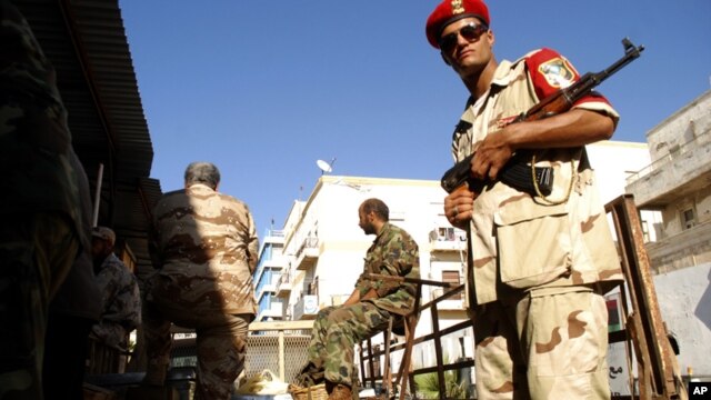 Pasukan keamanan Libya melakukan penjagaan di kota Benghazi (foto: dok). Inggris telah memerintahkan warganya untuk meninggalkan Benghazi. 
