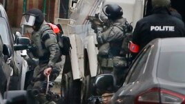 Cảnh sát tại hiện trường một hoạt động an ninh ở Molenbeek, Brussels, Bỉ, ngày 18 tháng 3 năm 2016.