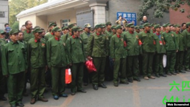 数百解放军退伍老兵10月31日到北京军委上访。(64天网图片)