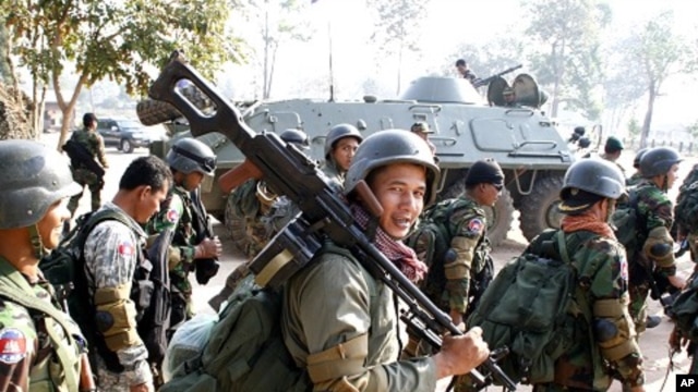 Cambodian soldiers carry their weapons near Preah Vihear temple along the border with Thailand, February 6, 2011