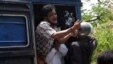 Salah seorang dari tujuh pria yang ditangkap atas tuduhan pembunuhan seorang biksu, berteriak dari kendaraan yang membawanya ke pengadilan di Meikhtila, Burma (21/5). 
