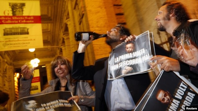 La gente salió a la calle a celebrar la condena contra Berlusconi portando vallas en las que se lee "nunca olvida la primera vez".