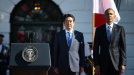 Tổng thống Mỹ Barack Obama tổ chức buổi lễ đón tiếp Thủ tướng Nhật Bản Shinzo Abe trên sân cỏ phía Nam Tòa Bạch Ốc, ngày 28/4/2015.