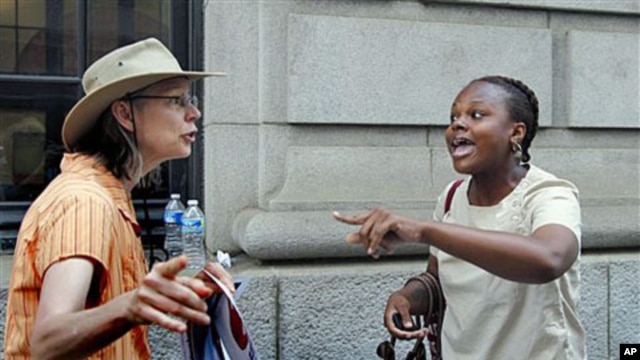 Crystal Johnson (R), a supporter of President Barack Obama's healthcare overhaul, debates with a protester outside the 11th Circuit Court of Appeals in Atlanta, June 2011. (file photo)