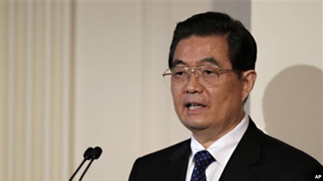 China's President Hu Jintao speaks before offering a toast during a State Dinner hosted by President Barack Obama and first lady Michelle Obama, in the East Room of the White House in Washington, 19 Jan 2011