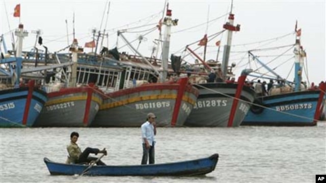 Tàu đánh cá của ngư dân Việt Nam. Indonesia gần đây đánh chìm một số tàu cá Việt vì cho là xâm phạm vùng biển của Indonesia.