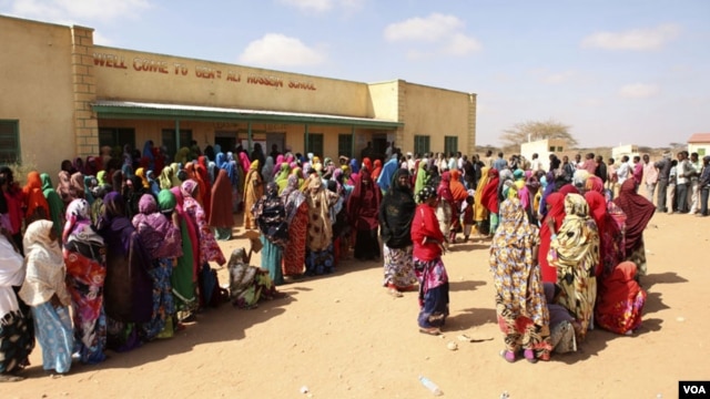 Long queues of voters in Somaliland municipal elections, November 28, 2012. (Credit: Kate Stanworth)
