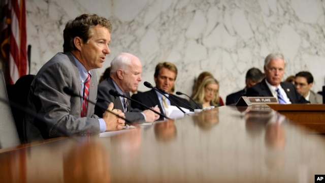 Các thành viên Ủy ban Đối ngoại Thượng viện Hoa Kỳ (từ trái qua): Thượng nghị sĩ Rand Paul, Thượng nghị sĩ John McCain, Thượng nghị sĩ Jeff Flake, và Thượng nghị sĩ Ron Johnson