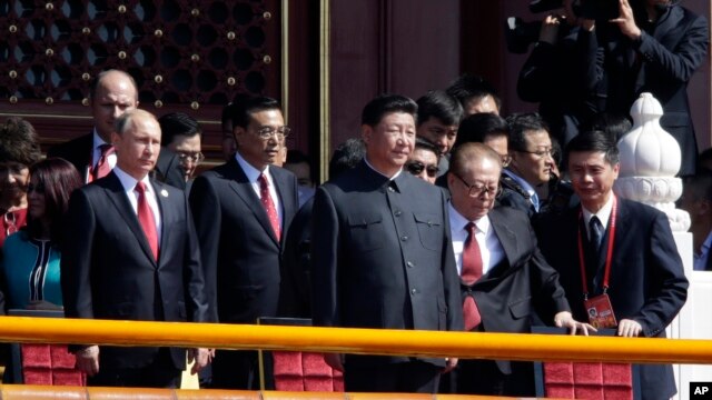 中共總書記習近平在天安門上，一側是中國總理李克強和俄羅斯總統普京，另一側是江澤民（2015年9月3日）