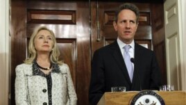 Sakataren Baitul Malin Amurka Timothy Geithener, da ta harkokin waje Hillary Clinton.