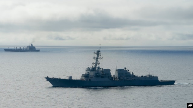 Tàu khu trục trang bị tên lửa dẫn đường USS William P. Lawrence chờ tiếp nhiên liệu từ một tàu chở dầu (phía trên) ngoài khơi Coronado, California, ngày 20/1/2016.