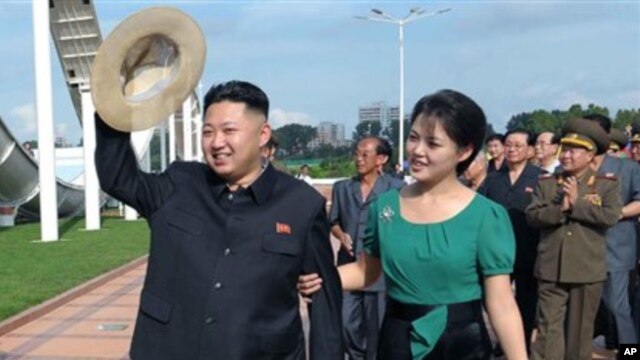 Lãnh tụ Bắc Triều Tiên Kim Jong Un và vợ Ri Sol Ju.