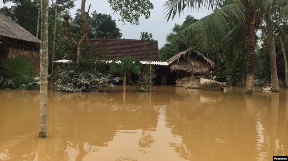 Sau khi đoàn cứu trợ của anh vừa rời khỏi nhà dân, cán bộ địa phương đã tới tịch thu 4/5 khoản tiền hỗ trợ từ tay các hộ nghèo. (Ảnh: Facebook Thảo Teresa)