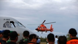 Trực thăng Indonesia cất cánh làm nhiệm vụ tìm kiếm và cứu hộ nạn nhân vụ rớt máy bay AirAsia.