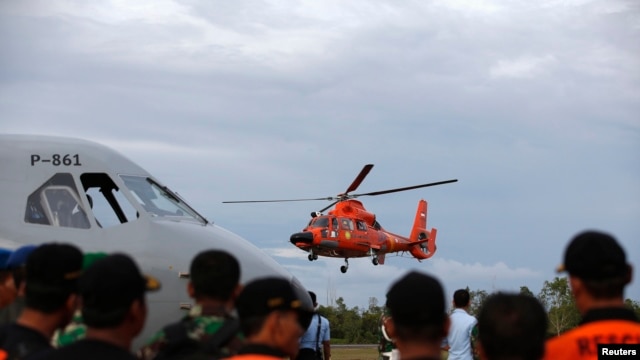 Trực thăng Indonesia cất cánh làm nhiệm vụ tìm kiếm và cứu hộ nạn nhân vụ rớt máy bay AirAsia.