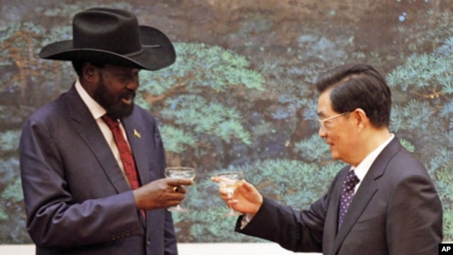 South Sudan's President Salva Kiir Mayardit (L) and his Chinese counterpart Hu Jintao toast during a signing ceremony at the Great Hall of the People in Beijing, April 24, 2012. 