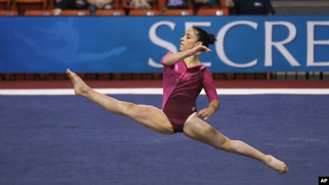Aly Raisman compite en los ejercicios de piso, competencia en la que ganó la medalla de oro, este martes 7 de agosto.