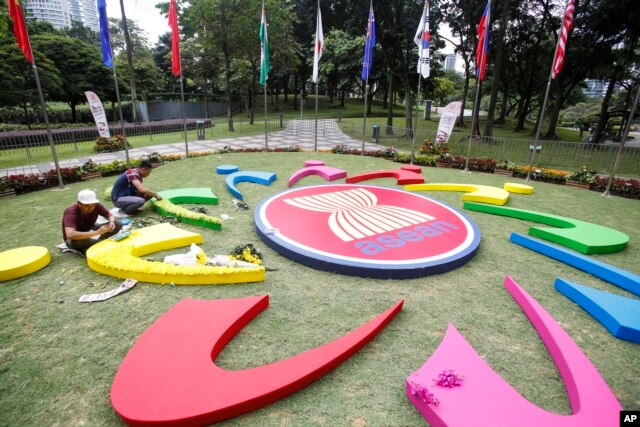 Workers add final touches to the ASEAN logo at the 27th Association of Southeast Asian Nations (ASEAN) summit in Kuala Lumpur, Malaysia, Nov. 19, 2015.